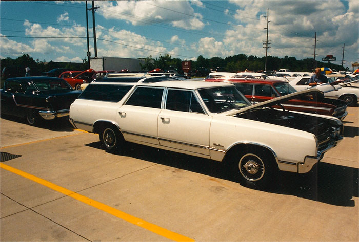 1965 Vista Cruiser at a car show